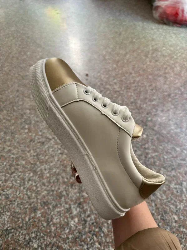 Zapatillas vulcanizadas de cuero blanco con remaches transpirables y cordones moda mujer