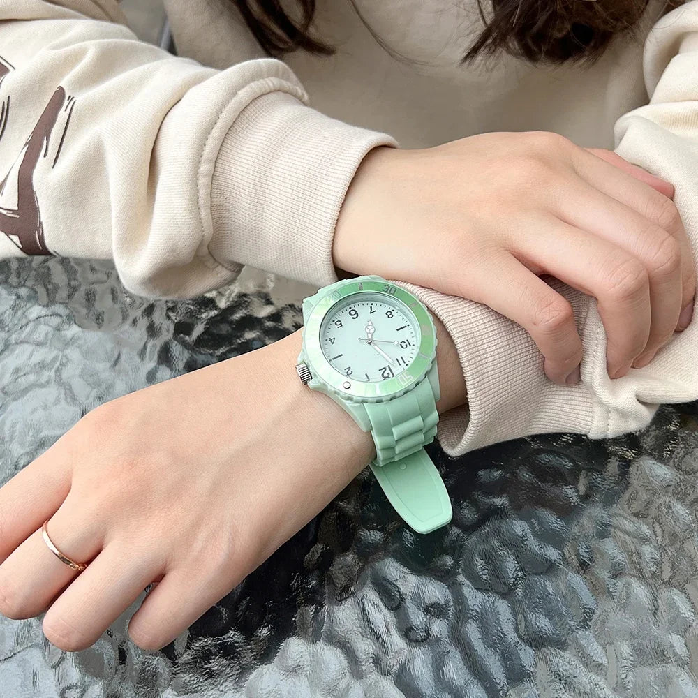 Relojes casuales de moda, reloj de cuarzo de silicona para mujer, reloj clásico vintage para estudiantes, relojes de pulsera electrónicos para parejas de estudiantes