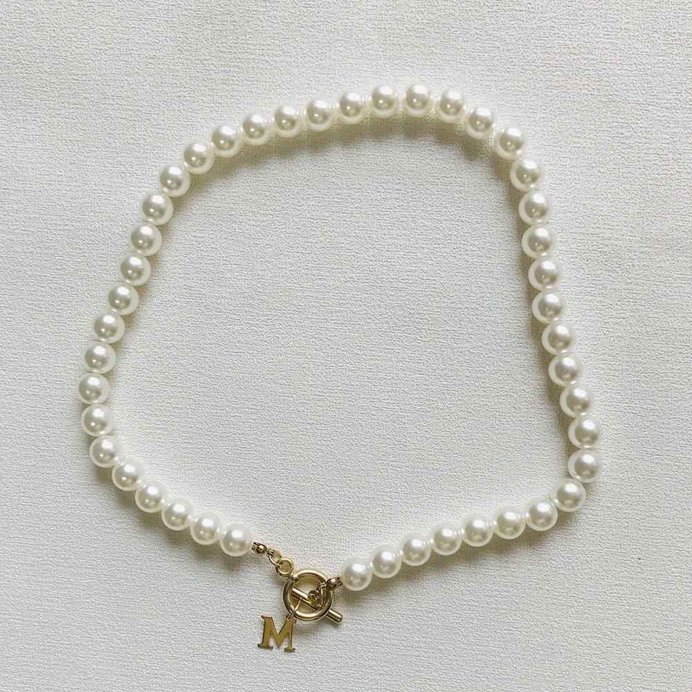 Gargantilla de perlas simuladas para mujer, collar con iniciales de color dorado, colgante de letras de acero inoxidable, joyería Bohemia para el cuello para mujer