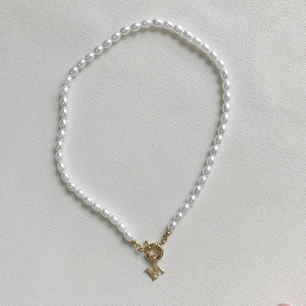 Gargantilla de perlas simuladas para mujer, collar con iniciales de color dorado, colgante de letras de acero inoxidable, joyería Bohemia para el cuello para mujer